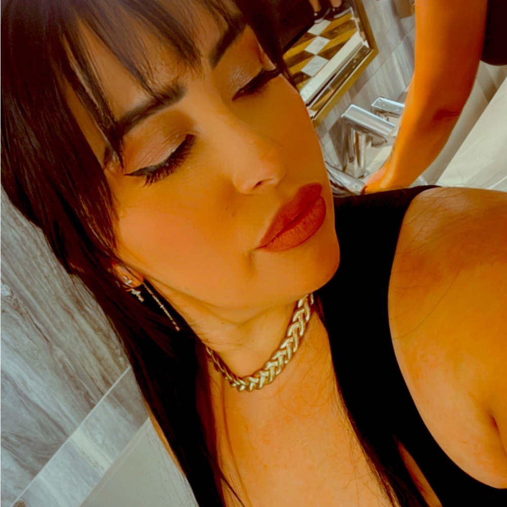 Meet your Posher, Celina